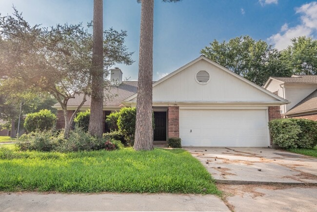 Building Photo - 8926 Village Hills Dr