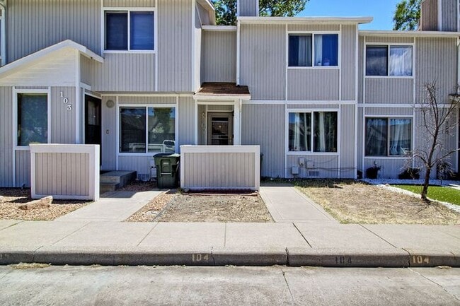 Building Photo - 2 Bed 1.5 Bath Near CMU