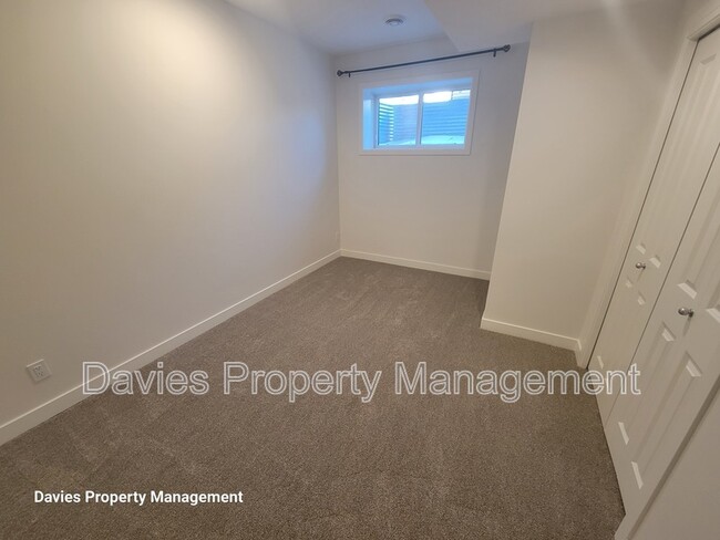 Photo - 2222 Muckleplum Cres SW