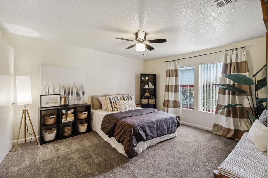 1BR, 1BA - 888SF