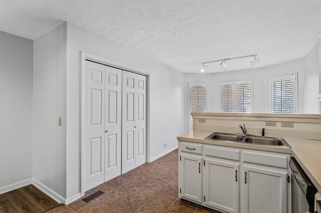 Photo - 6015 Bradford Hills Dr