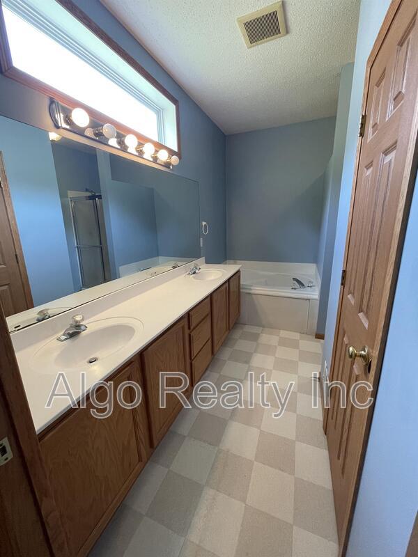 Photo - 1694 Oakbrooke Ct