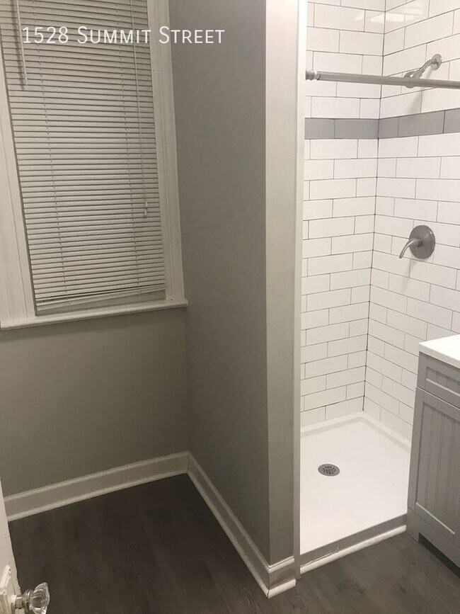 Photo - 1528 Summit St