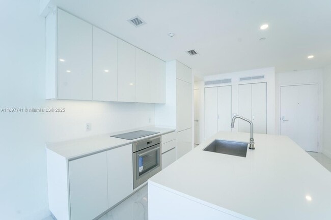 Photo - 700 NE 24th St Unidad 1904