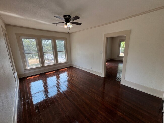 Photo - 2402 Monroe St