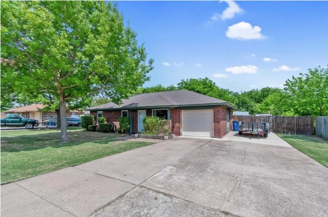 Photo - Charming Home located in a great neighborhood!