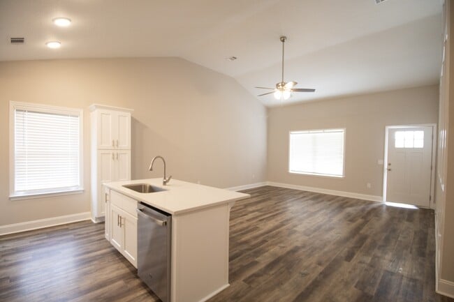 Photo - 106 Woodsedge Dr