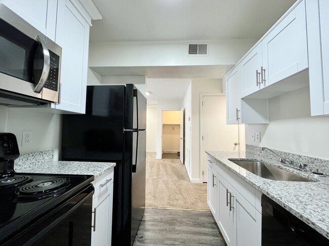 2BR, 1.5BTH- Deluxe - Collinwood Square Apartments