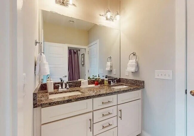 Fully Furnished House on the River! 10 minutes to Downtown