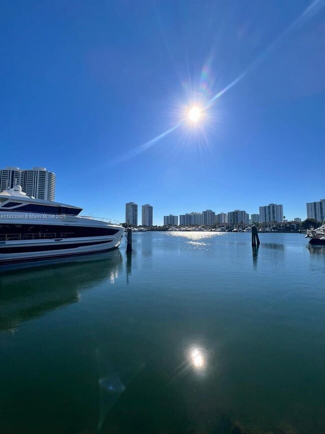Building Photo - 3598 Yacht Club Dr Unit 1002 Rental