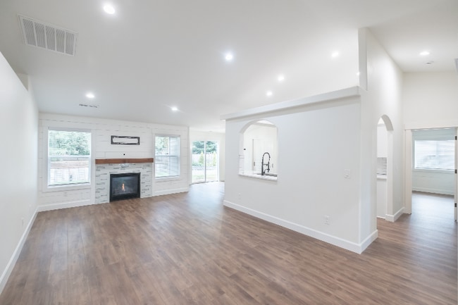 Photo - 918 NE Oakmont Loop