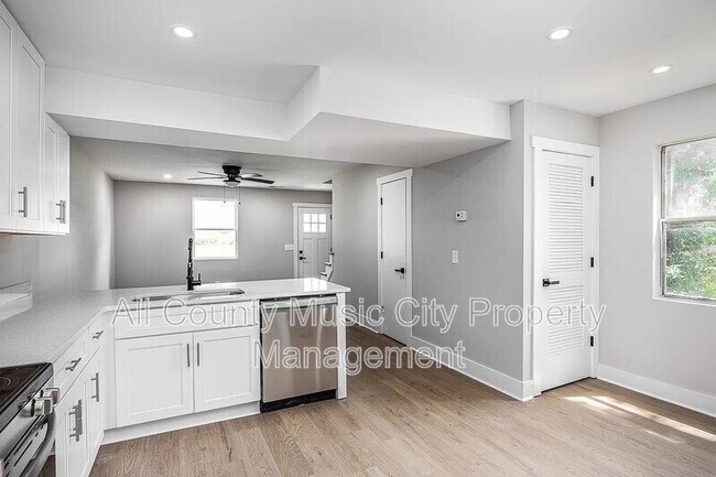 Photo - 1907 S Lyle Ln