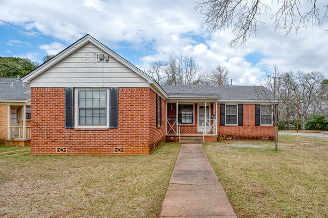 Right hand side of duplex - 422 E 8th St Rental
