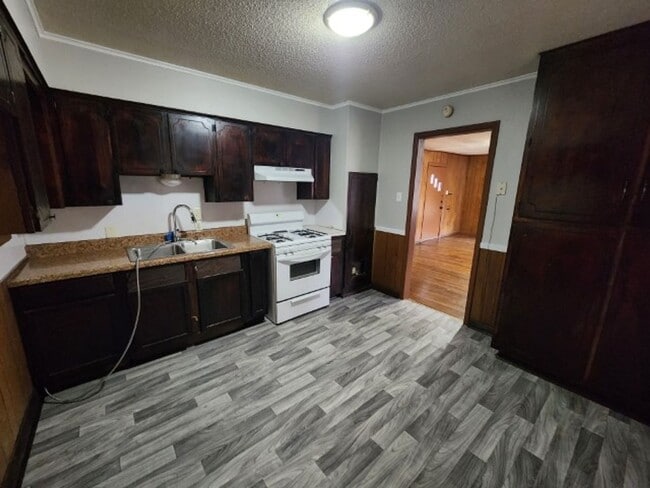 Photo - 813 W 37th St