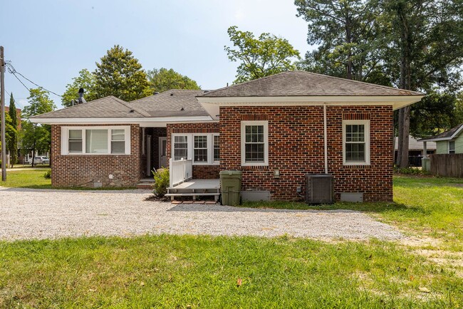 Building Photo - 20 Marion Ave Unit B