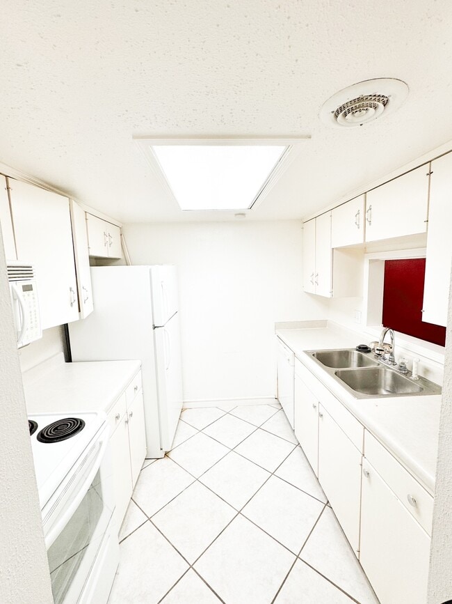 Building Photo - 12633 Memorial Dr Unit 4