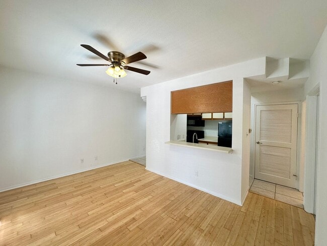 Building Photo - 1/1 Apartment Walking Distance to UT Unit 201