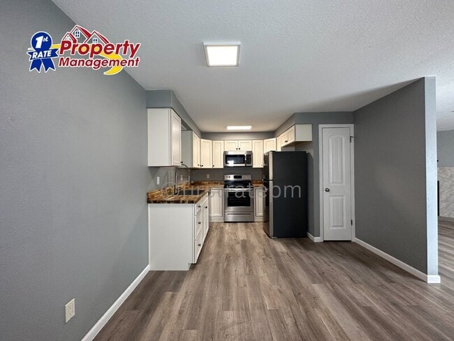 Photo - 889 N Mercer St