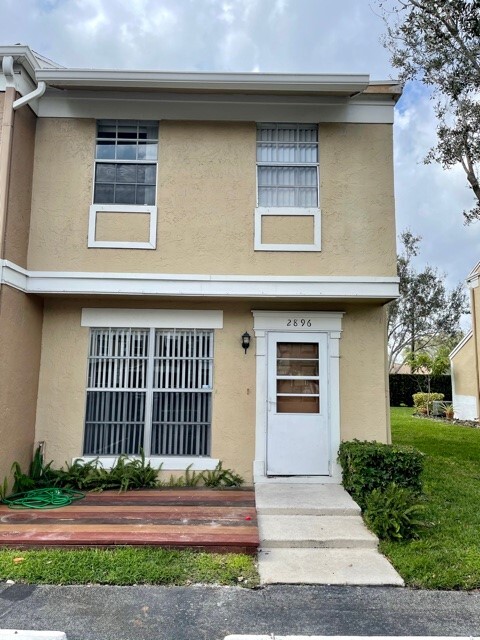 Building Photo - 2896 Edgehill Ln