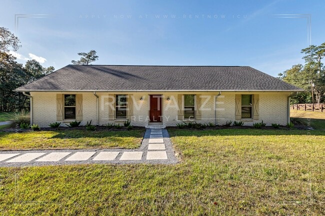 Building Photo - Stunning 3 Bed 2 Bath Brick Home with Huge Yard!