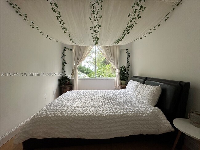 Photo - 1720 NW N River Dr Unit 305
