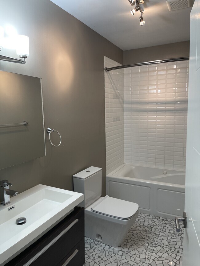 Photo - 99 W Main St Unidad 202