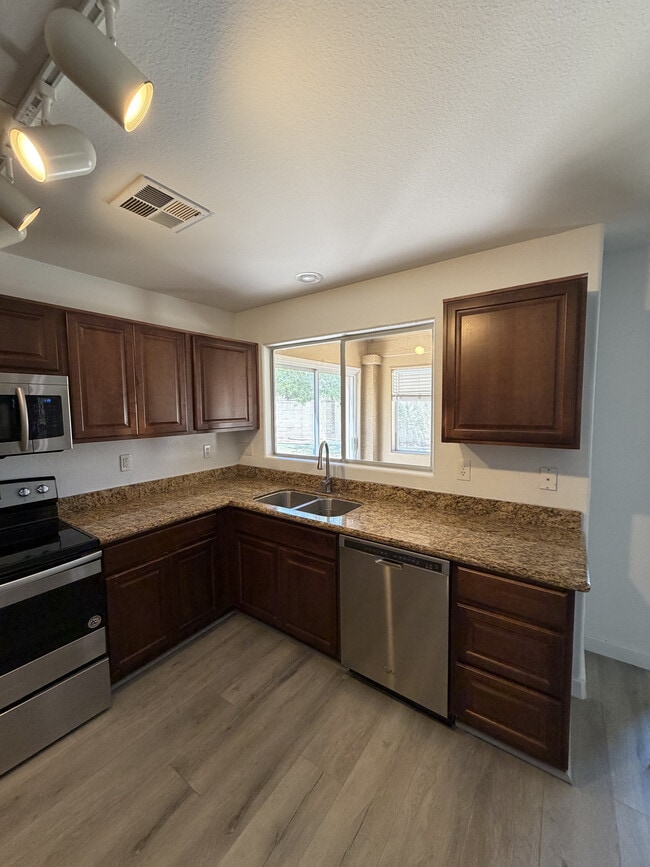 Photo - 1124 W Laurel Ave