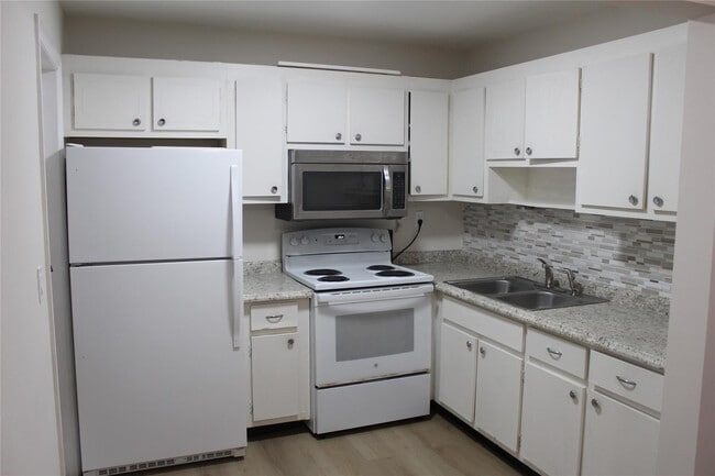 Photo - 1720 Funston St Unidad 103