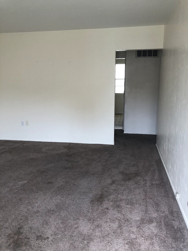 Living room pic 2 - 633 S 11th St Unit 633B