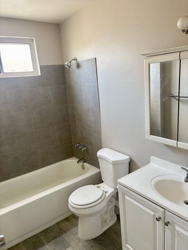 Photo - 409 N Los Robles Ave Unidad 9
