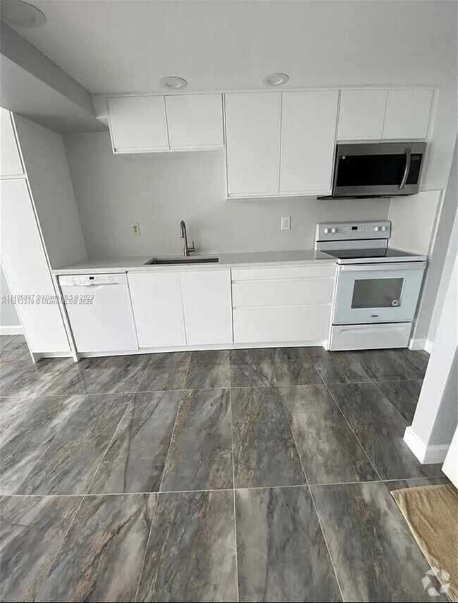 Building Photo - 2101 Atlantic Shores Blvd Unit 402 Rental