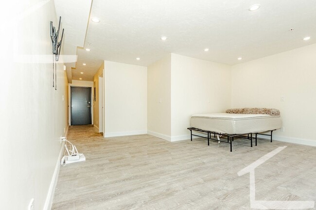 Photo - huge 950 sqf Studio unit in Brookline rent $2900 on 9/1