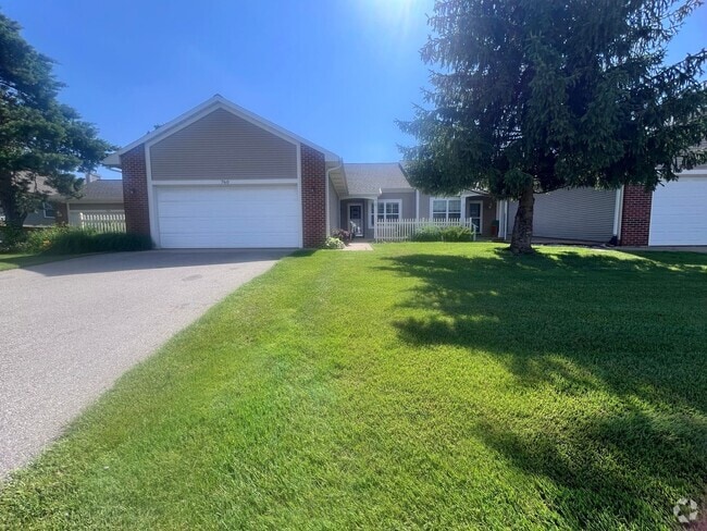 Building Photo - Spacious 3 bedroom Condo In Comstock Park