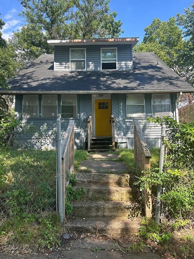 Building Photo - 4543 Chestnut Ave