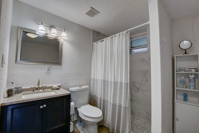 Photo - 1371 Woodcrest Rd N