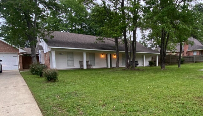 Building Photo - Parkwood Blvd.