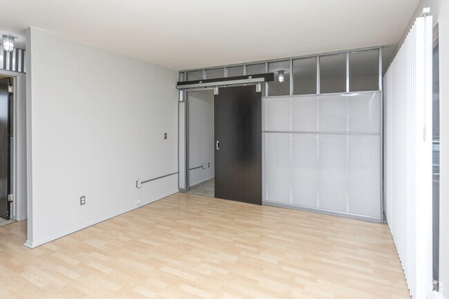 2BR, 1BA - 900 SF