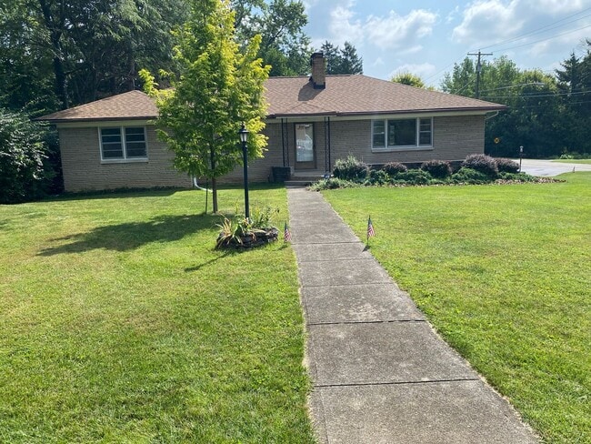 Building Photo - Charming 3 Bedroom, 3 Bathroom Ranch Home ...