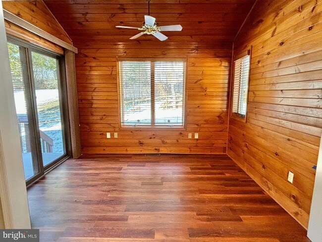 Photo - 498 Dean Dr