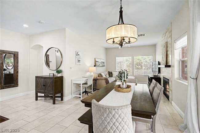 Building Photo - 2025 Shining Feather Ln