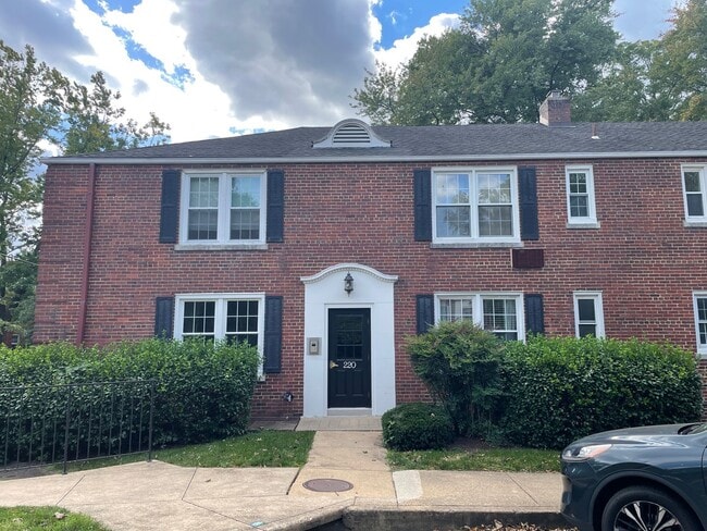 Building Photo - Spacious Corner unit 1 BR 1 BA