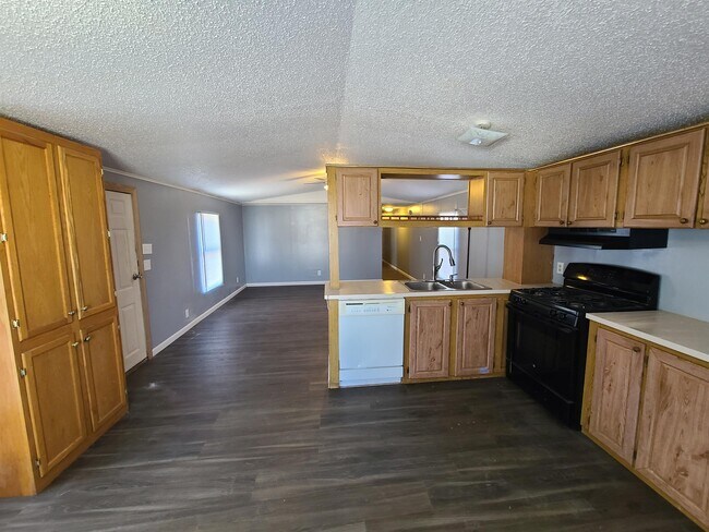 Photo - 700 W Ridgeway Ave