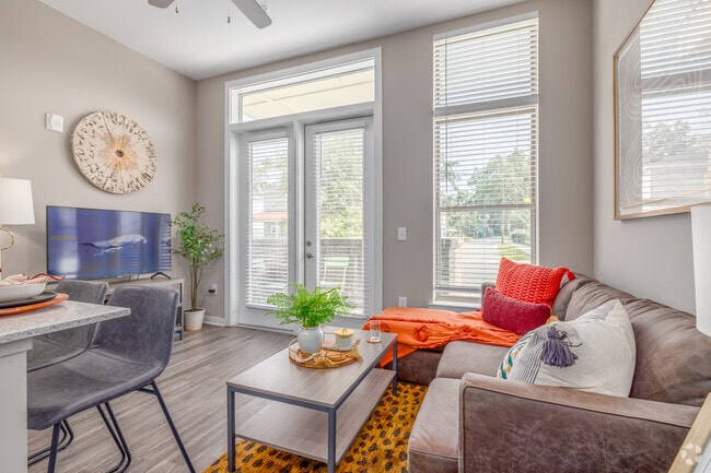 2 habitaciones, 2 baños - 815 pies cuadrados - Sala de estar - Legacy at The Standard