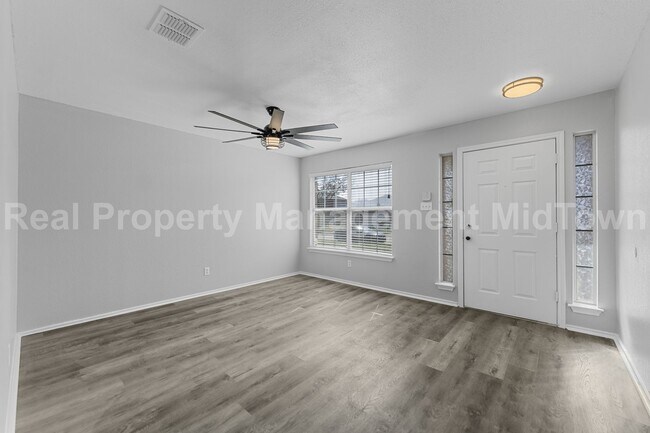 Photo - 2205 Bolivar Dr