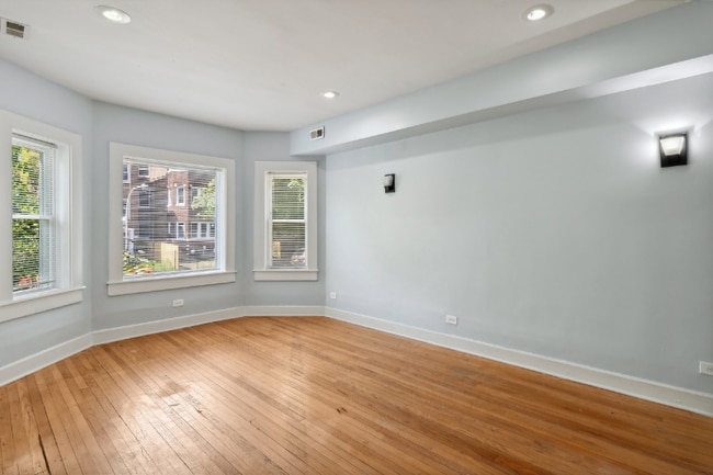 Photo - 8045 S Maryland Ave Unidad 1S