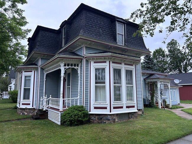 Building Photo - 325 S Main St