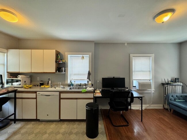 Building Photo - 567 Putnam Ave Unit 2