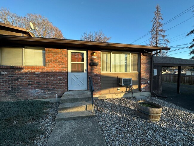 Building Photo - L972 Unit 04