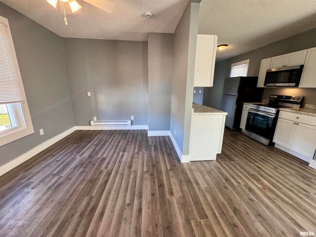 Photo - 627 N Division St