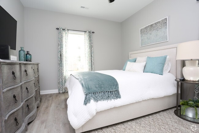 2BR, 2BA - 985 SF - Bedroom